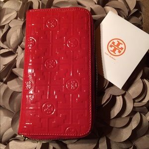This is an authentic leather Tory Burch Wallet.